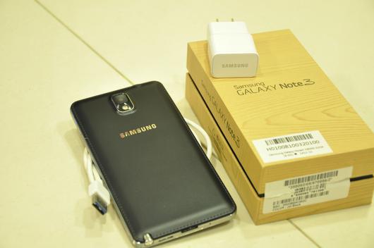 手機背面(原廠附的背殼)